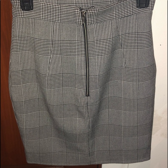 H&M skirt with black and white checker print - Picture 2 of 2